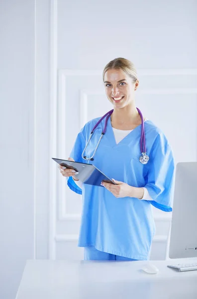 Mosolygó női orvos egyenruhás mappával — Stock Fotó