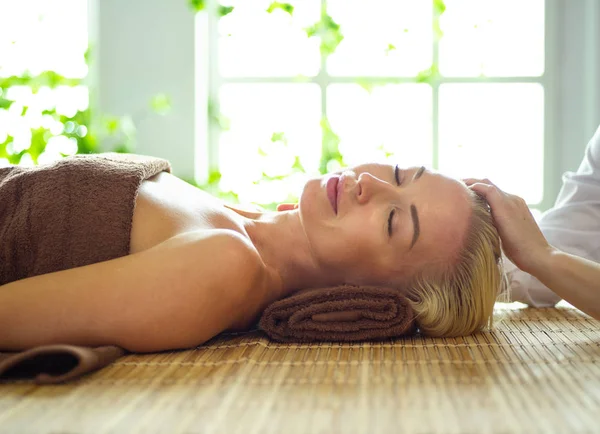 Beautiful woman doing facial massage in a spa salon — Stock Photo, Image