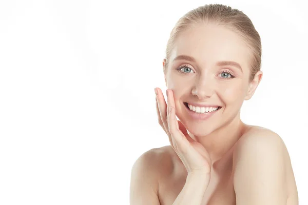 Portret van een mooie vrouw met natuurlijke make-up aanraken van haar gezicht. — Stockfoto