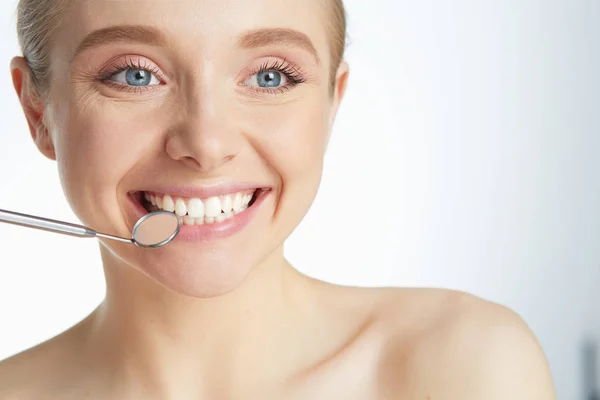 Dentes de mulher e um espelho de boca dentista — Fotografia de Stock