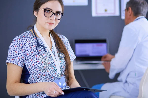 Ein Ärzteteam, Mann und Frau, im Amt — Stockfoto