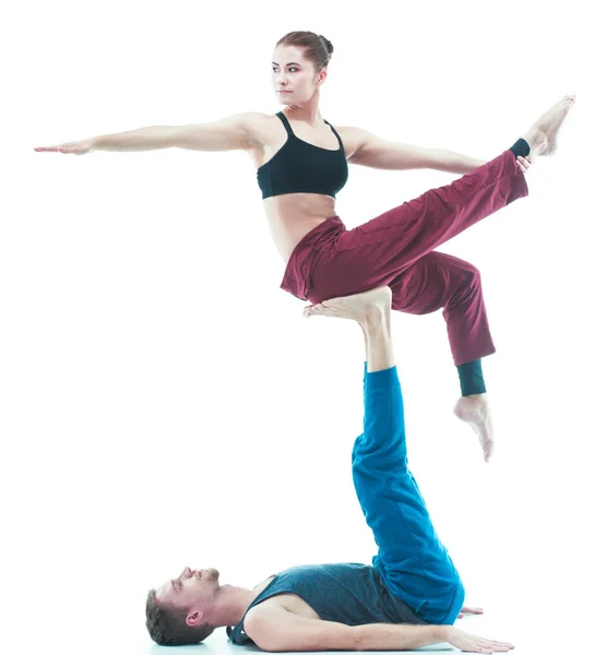 Young athletic couple practicing acroyoga. Balancing in pair. — Stock Photo, Image