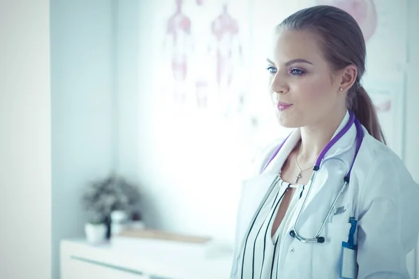 Médecin souriante avec stéthoscope médical en uniforme debout — Photo