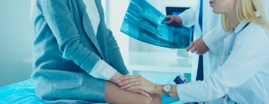 Doktor ve hasta tarama sonuçlarını tarama merkezinde tartışıyor