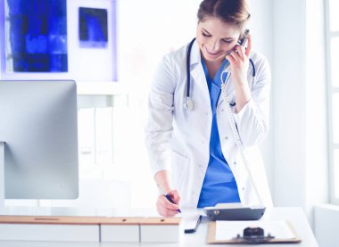 Ofisinde ciddi bir doktor var.