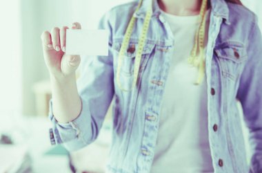 Güzel genç tasarımcı kartvizit Office ile