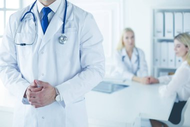Hastanede çalışan mutlu bir doktor.