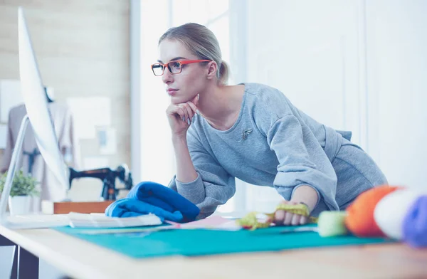 Fashion designer vrouw werkt aan haar ontwerpen in de studio — Stockfoto