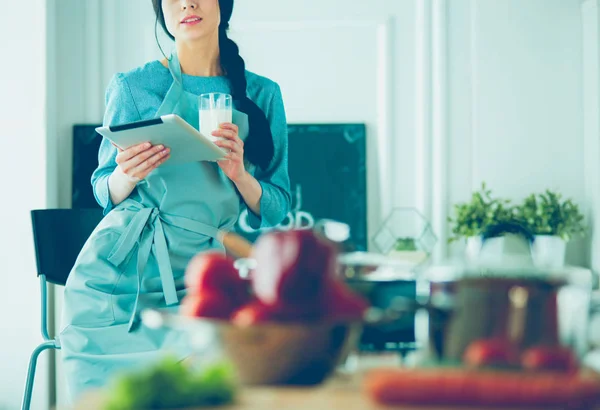 Frau backt zu Hause nach Rezept auf dem Tablet — Stockfoto