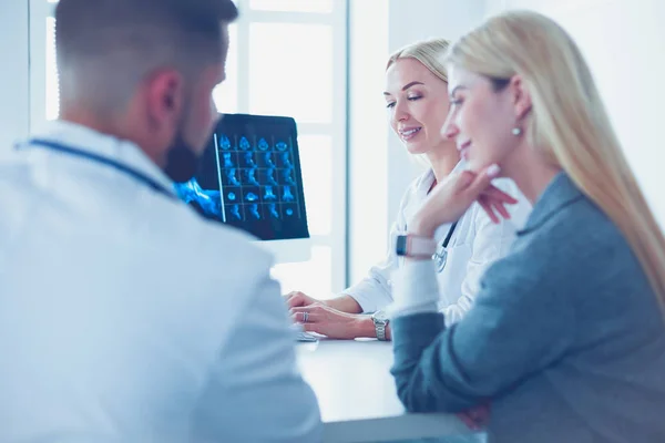 Doktorka ukazuje pacientce rentgen hrudníku — Stock fotografie