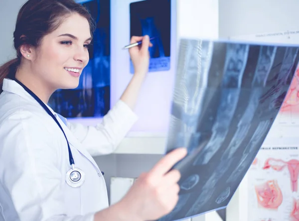 Giovane medico professionista che esamina i pazienti radiografia — Foto Stock