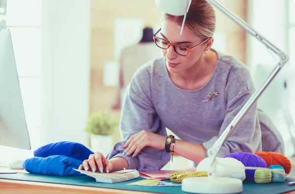 Vrouw Amerikaanse mode ontwerper werkt in atelier — Stockfoto