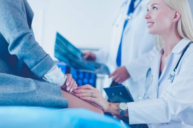 Doktor ve hasta tarama sonuçlarını tarama merkezinde tartışıyor