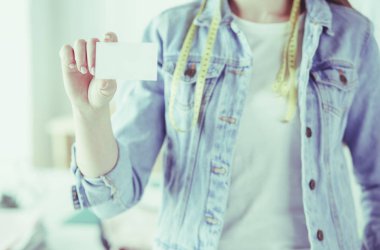 Güzel genç tasarımcı kartvizit Office ile