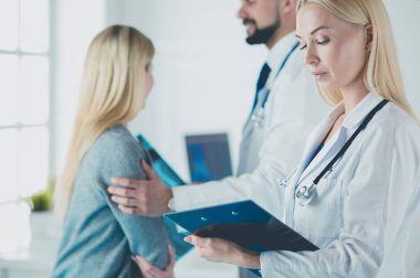 Yakışıklı erkek doktor, muayenehanesinde kısırlık konusunda bir çifte danışmanlık yapıyor.