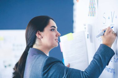 İş, eğitim ve ofis konsepti - yönetim kurulu ile iş ekibi bir şey tartışıyor.