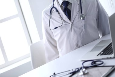 Hastanede bilgisayar başında çalışan doktorlar.