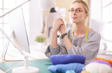 moda tasarımcısı olarak stüdyonun tasarımları üzerinde çalışıyor