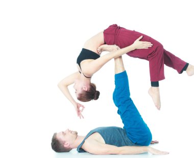 Genç atletik çift pratik acroyoga. Çiftinde Dengeleme.