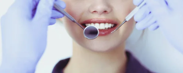 Стоматолог и пациент, сидящий в кабинете стоматолога — стоковое фото