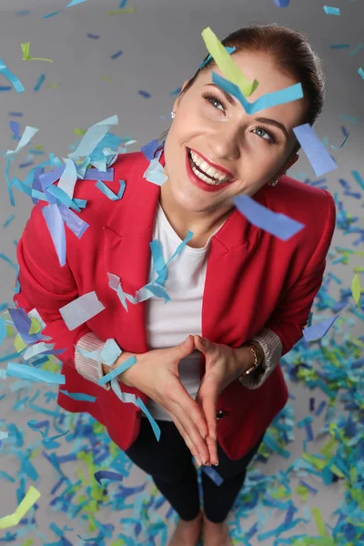 Portreit hermosa mujer feliz en la fiesta de celebración con confeti. Cumpleaños o Nochevieja celebrando concepto . —  Fotos de Stock