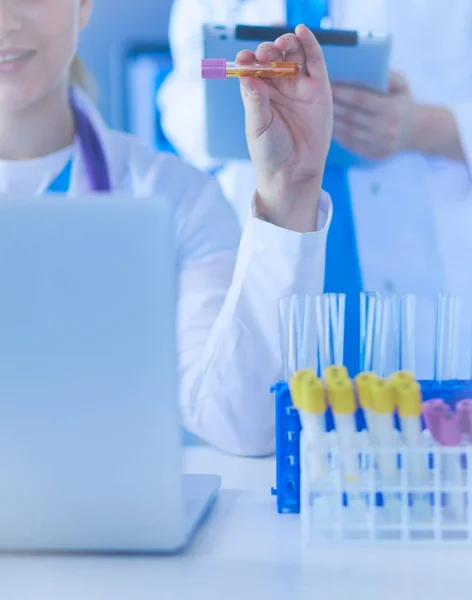 Laborassistentin mit Reagenzglas. — Stockfoto