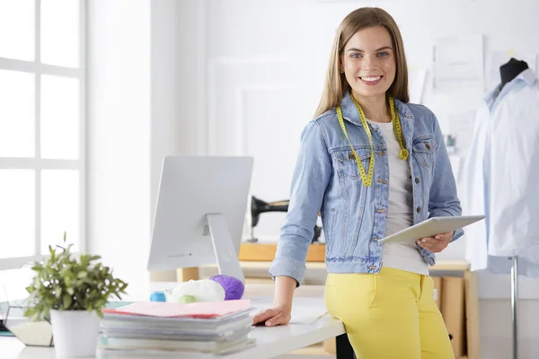 Exitoso diseñador trabajando en nuevos bocetos de ropa — Foto de Stock