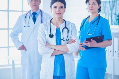 Bir grup doktor ve hemşire hastane odasında bekliyor.