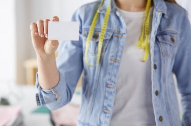 Güzel genç tasarımcı kartvizit Office ile