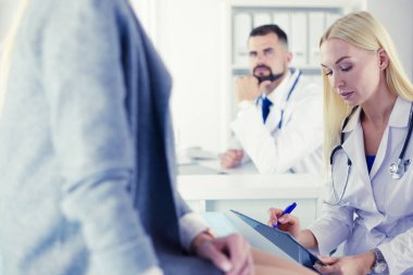 Başarılı tıp doktorları konferansta oturuyor