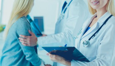 Yakışıklı erkek doktor, muayenehanesinde kısırlık konusunda bir çifte danışmanlık yapıyor.