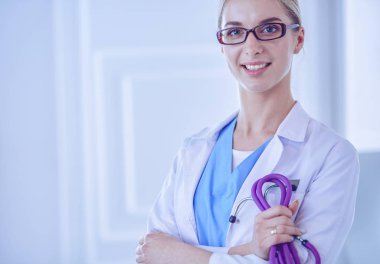 Mavi arka planda çapraz elleri olan neşeli mutlu doktor.