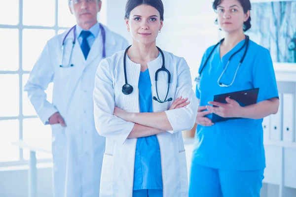 Gruppe von Ärzten und Krankenschwestern im Krankenhauszimmer — Stockfoto