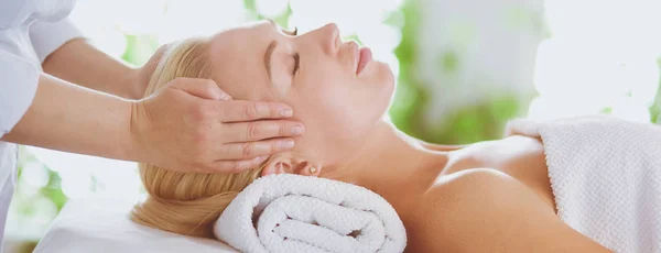 Vacker ung kvinna avslappnande under hela kroppen massage på Spa — Stockfoto