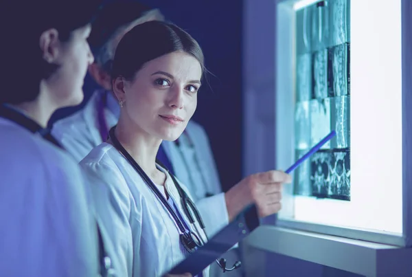 Orvosok csoportja vizsgálja röntgen egy klinikán, gondolkodás a diagnózis — Stock Fotó