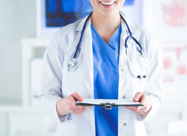 Doctora de pie con carpeta en el hospital — Foto de Stock