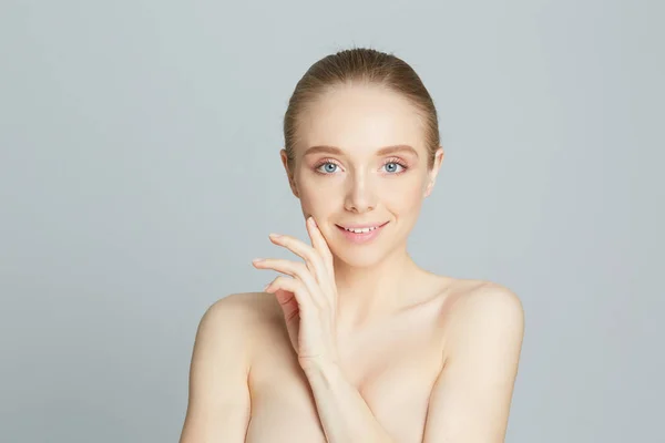 Retrato de mujer adulta, concepto de cuidado de la piel, piel y manos hermosas — Foto de Stock