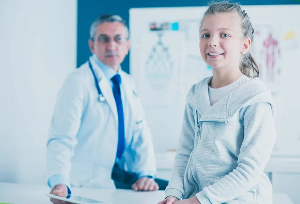 Portret uroczej dziewczynki i jej lekarza w szpitalu — Zdjęcie stockowe