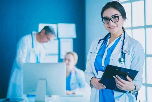 Médico femenino usando tableta en el vestíbulo del hospital —  Fotos de Stock