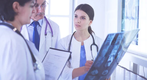 Gruppe von Ärzten bei Röntgenuntersuchungen im Krankenhaus — Stockfoto