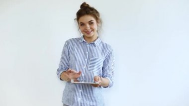 Tablet bilgisayar ile genç gülümseyen kadın