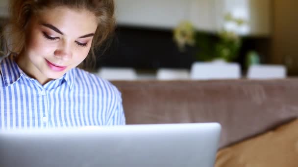 Girll은 온라인 결제를 하고 있습니다. 현대 노트북을 사용 하 여 은행 카드를 들고 여자 — 비디오