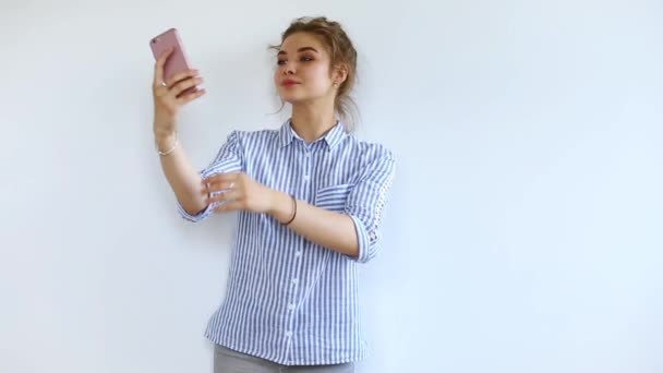 Mujer joven usando el teléfono móvil — Vídeo de stock