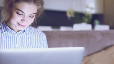 Girll online ödeme yapıyor. Modern dizüstü bilgisayar kullanarak banka kartı tutan kız