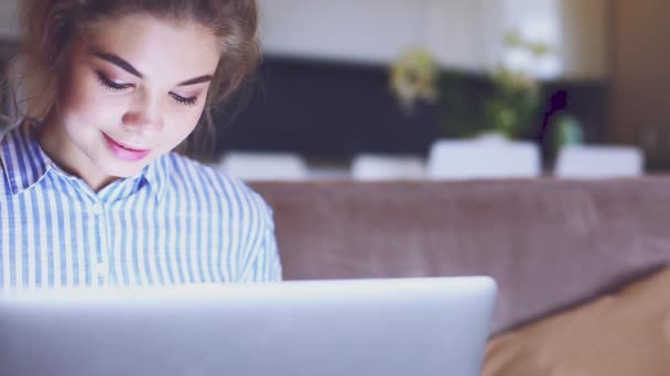 Girll está haciendo el pago en línea. Chica celebración de la tarjeta bancaria utilizando el ordenador portátil moderno — Vídeos de Stock