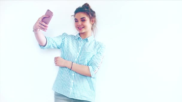 Mujer joven usando el teléfono móvil — Vídeo de stock