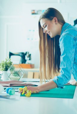 moda tasarımcısı olarak stüdyonun tasarımları üzerinde çalışıyor