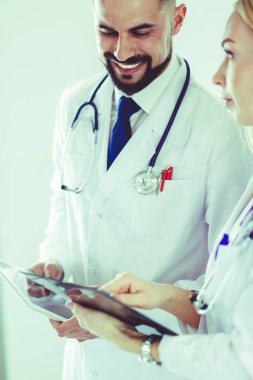 İki doktor bir dosya tutuyor ve hasta hakkında konuşuyorlar.