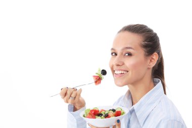 Sağlıklı yemek yiyen güzel bir kız. Güzel kız.