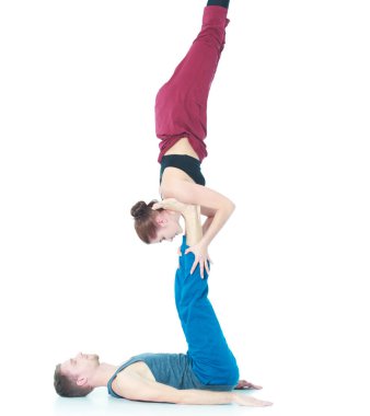 Genç atletik çift pratik acroyoga. Çiftinde Dengeleme.